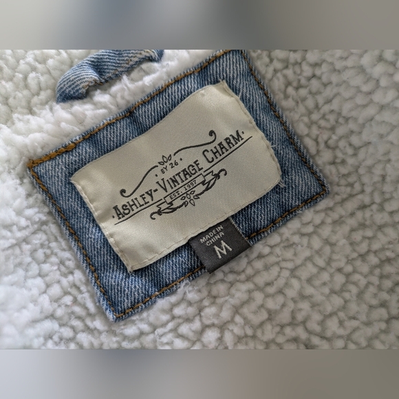 Ashley Vintage Charm Sherpa Lined Distressed Button Up Denim Jean Jacket Medium - Picture 4 of 6